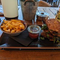 Der vegane Burger mit Pommes für 18 € at Melchers 1715 in Vechta
