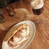 "Riddaren - inkokt äpple, grädde, vaniljglass, kanel, kardemumma" (ohne "salt kolasås", die ist nicht vegan). at Skönfärgaregården in Linkoping