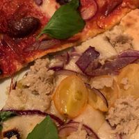 Pizza mit Tomaten und Oliven und eine mit Thunvisch  at Al Catzone Pizza Napovegana in Berlin