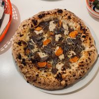 truffle pizza  at Al Catzone Pizza Napovegana in Berlin