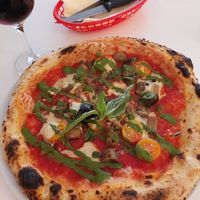 "Billie" with 2 types of tomato, eggplant, pesto, mozzarella, grana vegano, basil & olive oil (13.9€) + a glass of Käfer Primitivo at Al Catzone Pizza Napovegana in Berlin