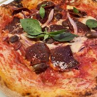 Pizza mit scharfer „Salami"    at Al Catzone Pizza Napovegana in Berlin