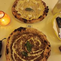 Thunfischpizza und 5-Käse-Pizza (sehr authentischer Geschmack!) at Al Catzone Pizza Napovegana in Berlin