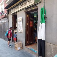 Exterior and take-away window at El Capricho Extremeño in Madrid