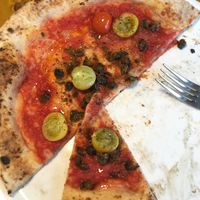 Marinara: Pizza mit Tomaten und frittierten Kapern, dazu Chili- und Knoblauchöl  at 485Grad - Filiale Südstadt in Cologne