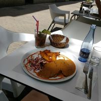seitan with wine gravy and patatas bravas at Veggie Garden - Dels Angels in Barcelona