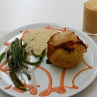 Economic combo (6.95 €): main dish (stuffed potato with vegan cheese and vegetables) + smoothie (fresh fruits with almond milk) at Veggie Garden - Dels Angels in Barcelona