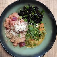 Ak si zákazník nevie vybrať môže si objednať Kombo: Zelené jemne pikantné kari, čierna ryža + Krémové rizoto z červenej repy, pekanové orechy at Monáda Bistro in Senica