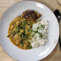 Kombo: zeleninové kari so špenátom, mandľami, ryžou, karfiolová placka at Monáda Bistro in Senica