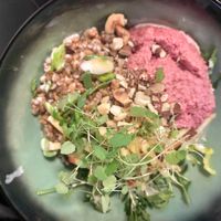 Superfood bowl s humusom z červenej repy, mix zeleného šalátu, zrná Dvojzrnky, jablká, zálievka z tahini pasty a vysoko kvalitného olivového oleja (EVOO), kešu at Monáda Bistro in Senica