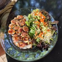 Tostadas higos con queso filadelfia vegano,  una maravilla. at La Selva de los Gatos in Oaxaca