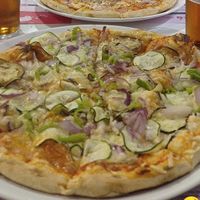 Pizza toscana con queso vegano. at Totó Vitoria in Gasteiz