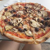 Pizza hecha a tu gusto (yo le puse berenjena, champiñones, olivas negras, mozzarela vegana y salsa de trufa (confirmada vegana). Muy buena at Totó Vitoria in Gasteiz
