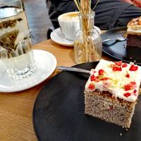Tonka puppy seeds and snickers cake, green tea and oatmilk cappuccino at Café August in Freiburg