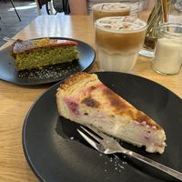 Vegan cheesecake with raspberries and pistachio cake. Two oat milk Cappuccino on the rocks 🧊  at Café August in Freiburg