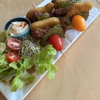 Les brochettes. Gefrituurde spiesjes met nuggets en ‘falafel'  at Le Shanti in Dijon