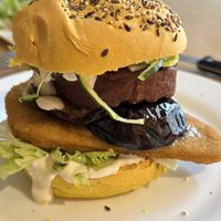 Le cannibale burger. With ‘steak’ and escalope wat eigenlijk een grote gefrituurde nugget is.  at Le Shanti in Dijon
