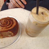 Cinnamon roll and latte at Oats Day Long in Brussels