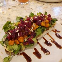 vegane Red Autumn Stulle mit gebackenem Kürbis, Roter Beete, Hummus und Balsamico at Yollie - the Popice Café in Karlsruhe