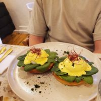 Eggs Benedict mit Babyspinat at Yollie - the Popice Café in Karlsruhe