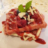 vegane Waffeln mit Erdbeer-Himbeersauce und veganer Vanillesauce at Yollie - the Popice Café in Karlsruhe