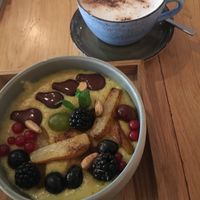 herbst (autumn) porridge with oat milky chai latte at Yamm in Vienna