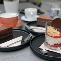 Zotter Sachertorte und vegane Frischkäsecreme mit Erdbeer  at Yamm in Vienna