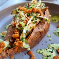 Ofen-Süsskartoffel mit Tempeh Speck und Bärlauchjoghurt at Yamm in Vienna