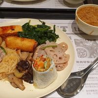 Buffet choices with mee sua at Minder Vegetarian 明德素食 - Q Square Mall in Taipei