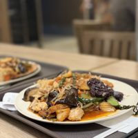 A full plate for less than $ 6,-  at Minder Vegetarian 明德素食 - Q Square Mall in Taipei