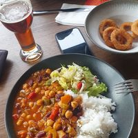 Vegan chili and onion rings at Furukroa in Flaam