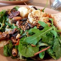 Salat mit mediterranem Gemüse und Körnern at m|a in Berlin