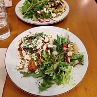 Hoofdgerecht met aardappel mais galette at Mariposas in Marseille