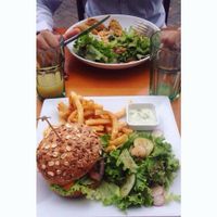Super resto 100% vegan dans Marseille, sur le cours julien qui est un très bel endroit. Prix très abordable, 5-6 choix de plats dispo et 3 desserts. Je recommande le burger!

Really cool 100% vegan restaurant, on the Cours julie which is a beautiful place. Cool price, good food! Test the burger at Mariposas in Marseille