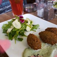 Falafels à tomber! Pois chiche et fèves + pesto de roquette et de menthe  at Mariposas in Marseille