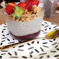 dessert au lait d'avoine, graine de chia, coulis de framboise, granola et fraises fraîches  at Mariposas in Marseille