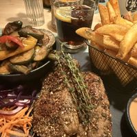 Seitan steak mit grillgemüse und pommes  at Ma'Rinas - Veggiezz in Karlsruhe