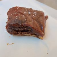 Brownie com cobertura de caramelo salgado at Naked Coffee - Higienópolis in Sao Paulo