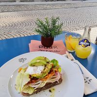 Kimchi op speltbrood met gepocheerd ei en avocado at Van Wijck in Maastricht