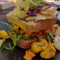 Curry cauliflower sandwich (geroosterde kerrie-bloemkool broodje) at Hortus Grand Cafe in Leiden