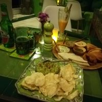 Mix platter and crackers with avocado dip at Akar Cafe in Lovina