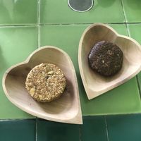 Flapjack and raw cookie at Akar Cafe in Lovina