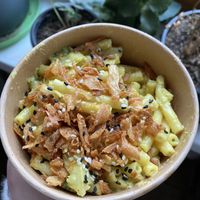 Mac and Cheese mit geröstetem Rosenkohl und Röstzwiebeln 🌱 at EmmaPea Vegan Food and Bar in Berlin