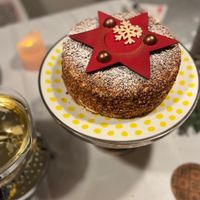 Hazelnut pavlova-ish Christmas cake�chris  at Trash'ure Taarten in Nijmegen