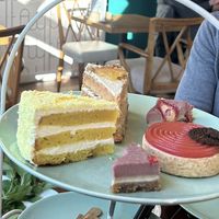 Yellow velvet taart, worteltaart, bosvruchten cheescake en een stoofperengebakje  at Trash'ure Taarten in Nijmegen