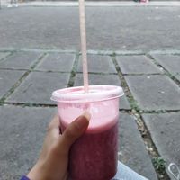 Smoothie Berry good, me parece que es con frutas naturales, perfecto para cuando hace calor. at Sin Pecado - Food Stall in Mexico City