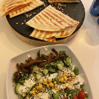 Tacos mit geräucherter Karotte und Meerretich sowie Veganer César Salat  at  Vegigan in Tenerife