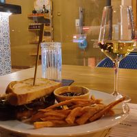 Mata-Mata Hamburger and wine at The Botanist in Zadar