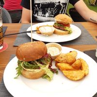 Beyond Meat Burger and Chickpeas&Peas Burger at The Botanist in Zadar
