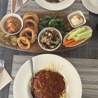 👆🏻Bruschetta on dark bread; 👉🏻 : Aubergine, chickpea-sweet-potato-curry, onion rings, mushrooms in garlic, roasted peppers, cucumber & carrot with Humus; 👇🏻Pasta  at Smith's Restaurant Café Bar in Mallorca